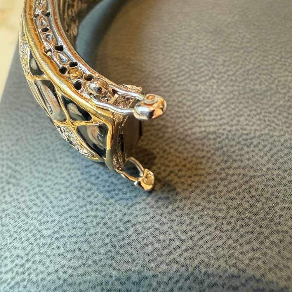 Elegant John Medeiros Pave Hinged Bangle Bracelet. - Picture 9 of 11